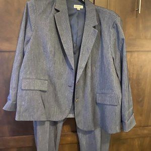 TAHARI ARTHUR LEVINE BLUE PANTSUIT.          SIZE 22W